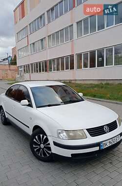 Седан Volkswagen Passat 1999 в Ровно