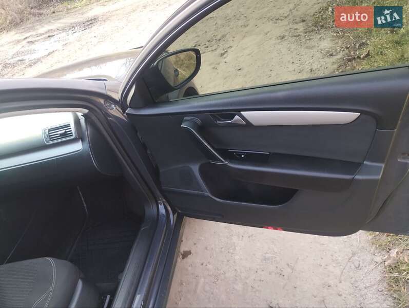 Универсал Volkswagen Passat 2011 в Львове
