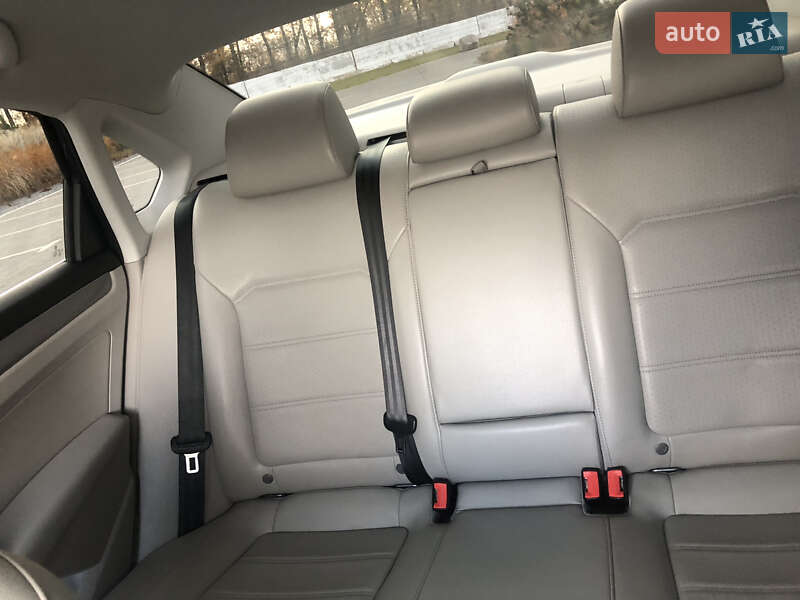 Седан Volkswagen Passat 2015 в Луцке