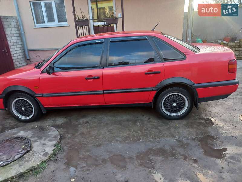 Седан Volkswagen Passat 1995 в Глухове
