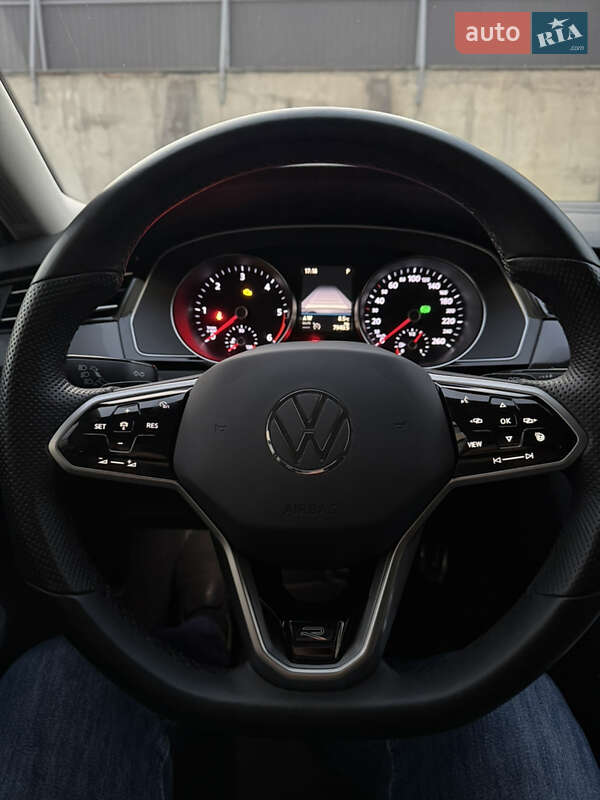 Седан Volkswagen Passat 2017 в Ивано-Франковске