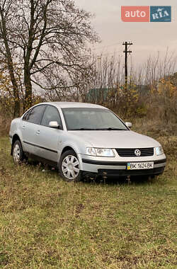 Седан Volkswagen Passat 2000 в Нововолинську