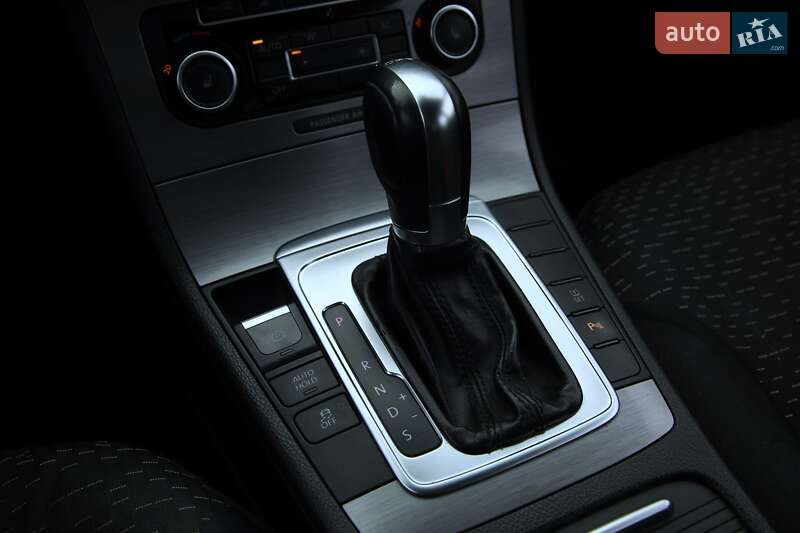 Седан Volkswagen Passat 2011 в Харькове