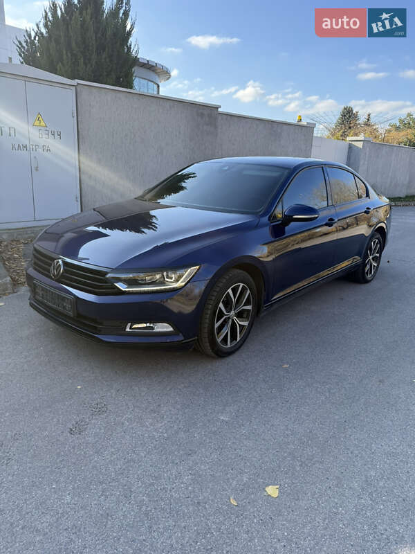 Седан Volkswagen Passat 2018 в Днепре