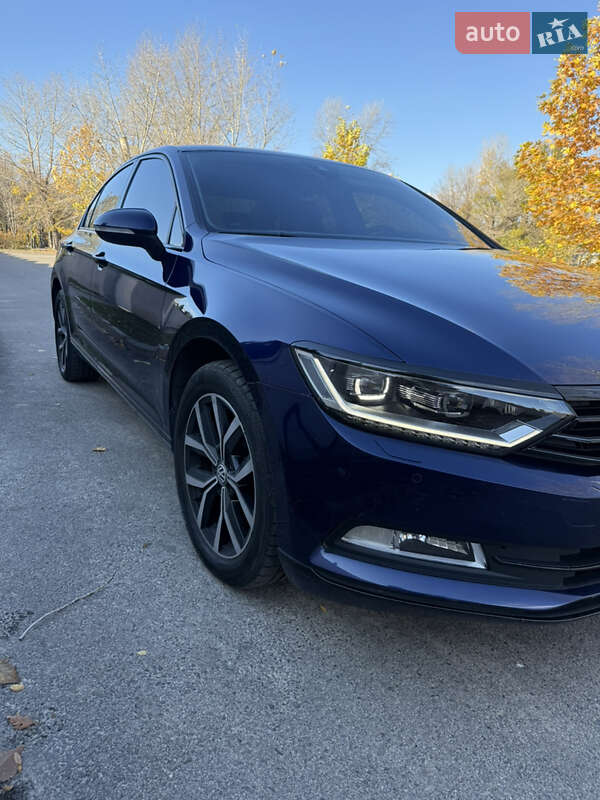 Седан Volkswagen Passat 2018 в Днепре