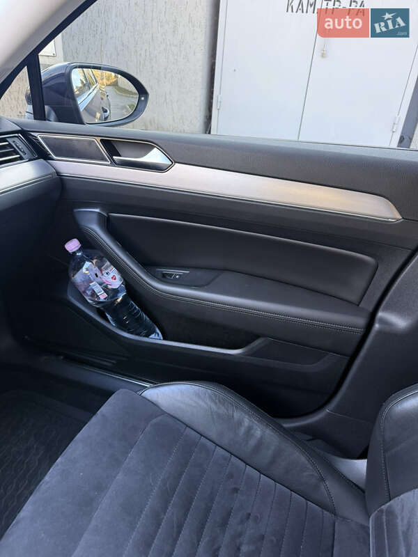 Седан Volkswagen Passat 2018 в Днепре