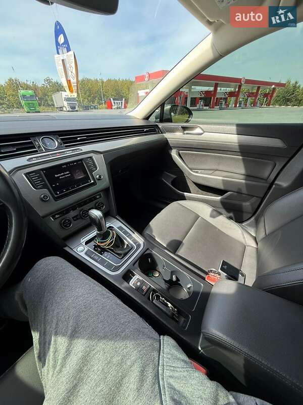 Седан Volkswagen Passat 2016 в Чернівцях