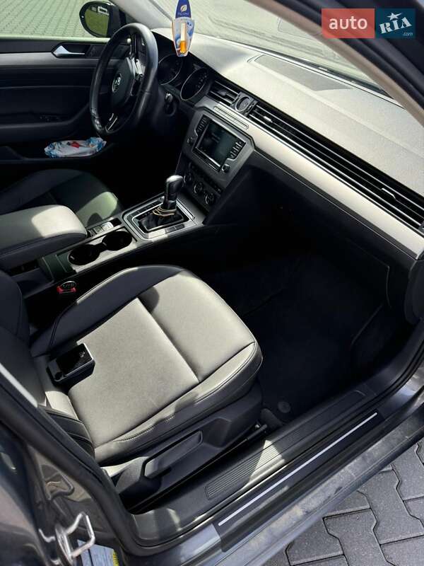 Седан Volkswagen Passat 2016 в Чернівцях