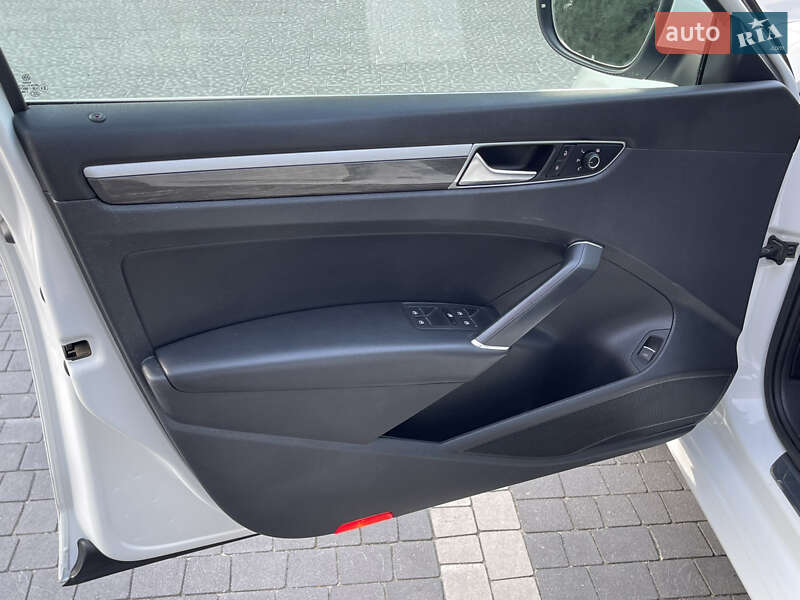 Седан Volkswagen Passat 2017 в Ровно