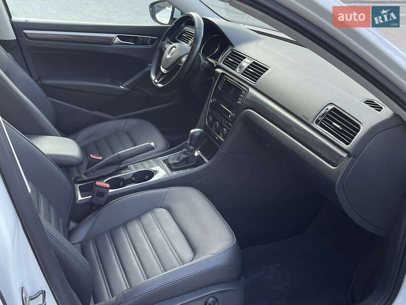 Седан Volkswagen Passat 2017 в Ровно