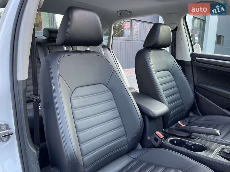Седан Volkswagen Passat 2017 в Ровно
