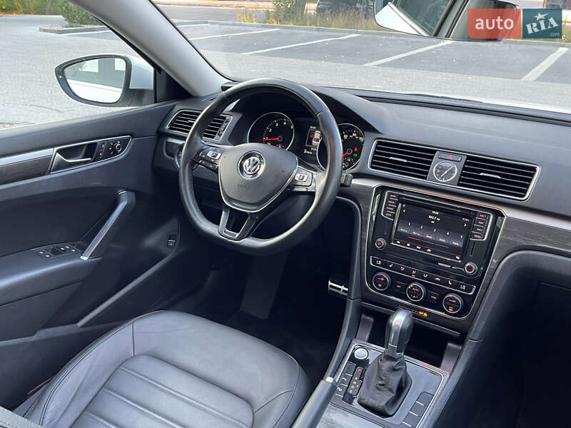 Седан Volkswagen Passat 2017 в Ровно
