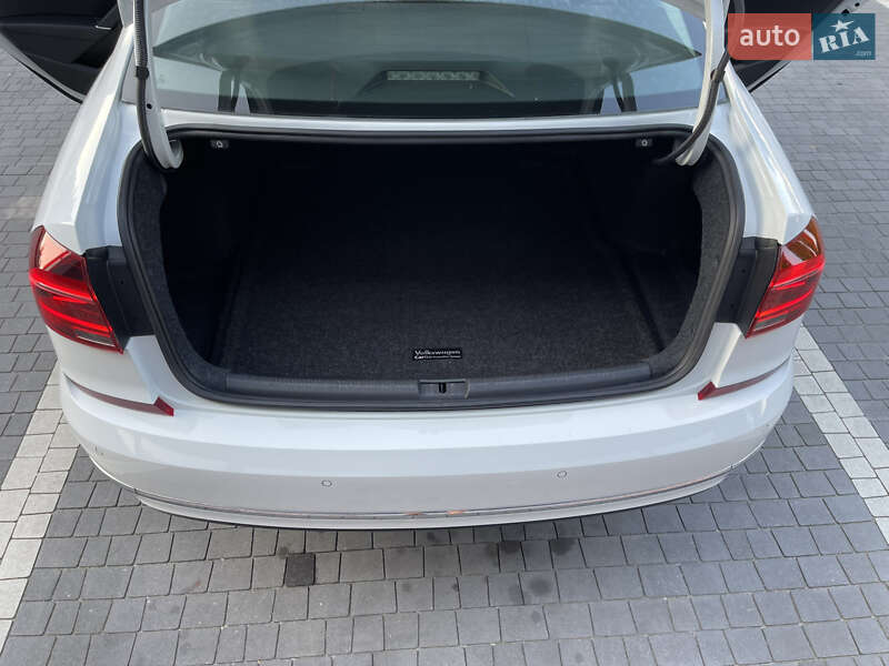 Седан Volkswagen Passat 2017 в Ровно
