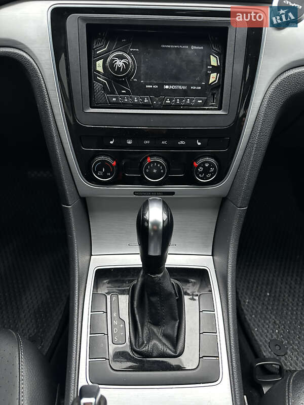 Седан Volkswagen Passat 2012 в Харькове