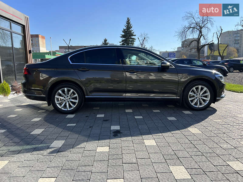 Седан Volkswagen Passat 2015 в Ужгороді