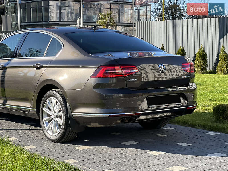 Седан Volkswagen Passat 2015 в Ужгороді