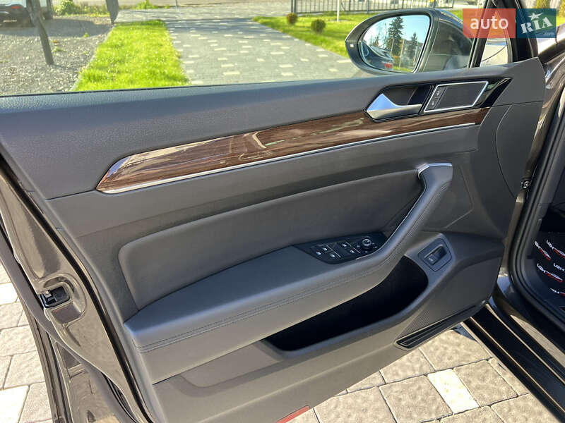 Седан Volkswagen Passat 2015 в Ужгороді