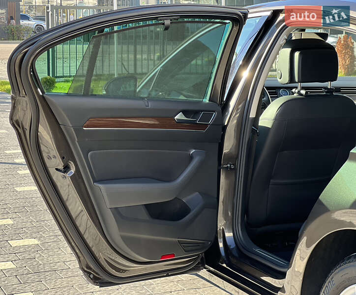 Седан Volkswagen Passat 2015 в Ужгороді