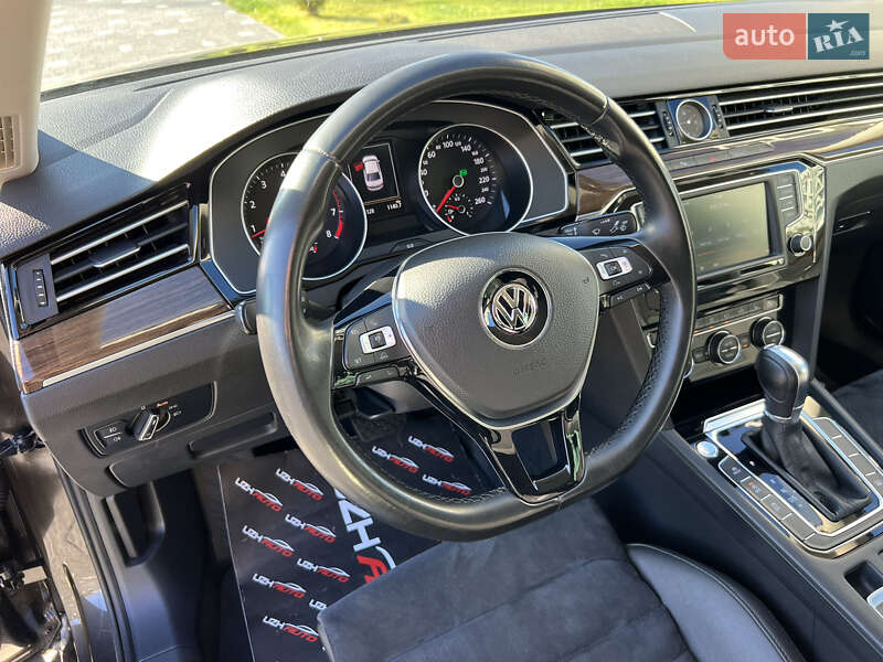 Седан Volkswagen Passat 2015 в Ужгороді