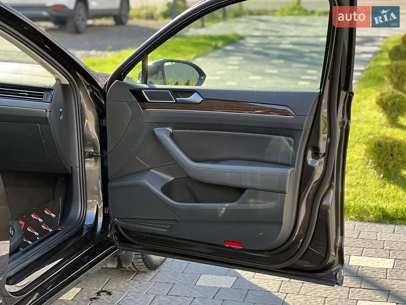 Седан Volkswagen Passat 2015 в Ужгороді