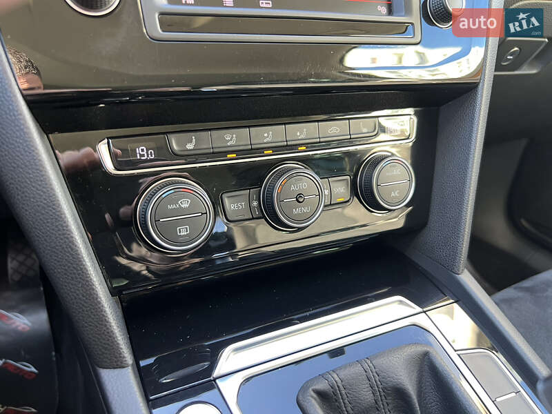 Седан Volkswagen Passat 2015 в Ужгороді