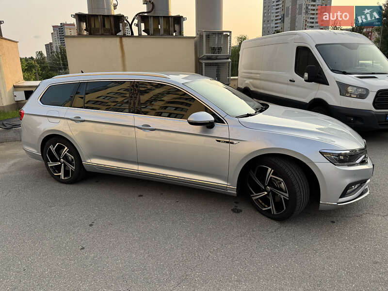 Универсал Volkswagen Passat 2022 в Киеве