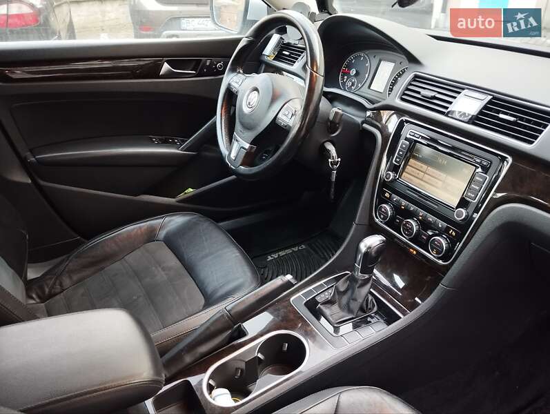 Седан Volkswagen Passat 2012 в Львове