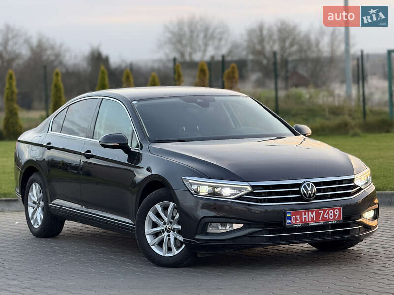 Седан Volkswagen Passat 2022 в Луцке
