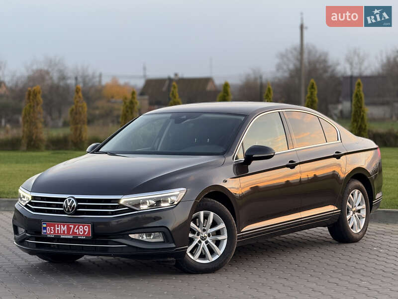 Седан Volkswagen Passat 2022 в Луцке