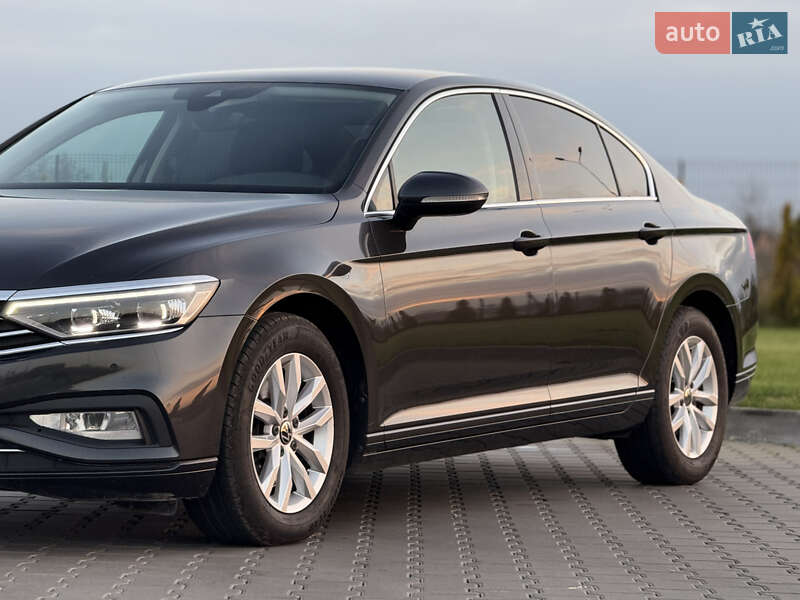 Седан Volkswagen Passat 2022 в Луцке