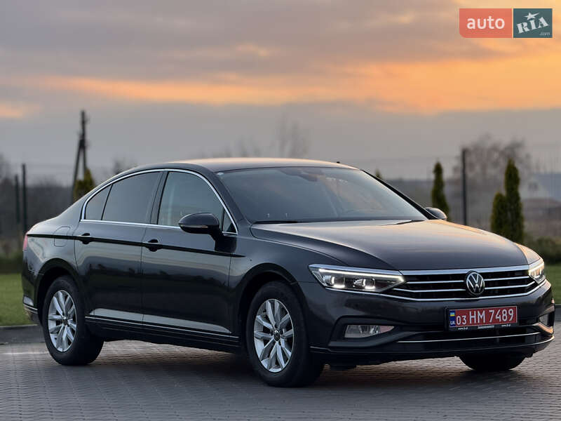 Седан Volkswagen Passat 2022 в Луцке
