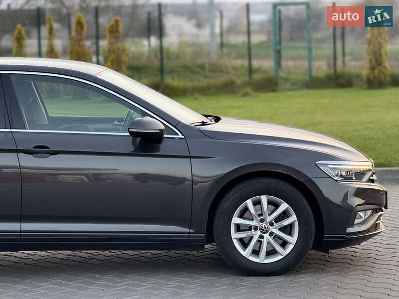 Седан Volkswagen Passat 2022 в Луцке