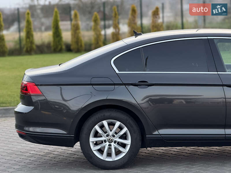 Седан Volkswagen Passat 2022 в Луцке