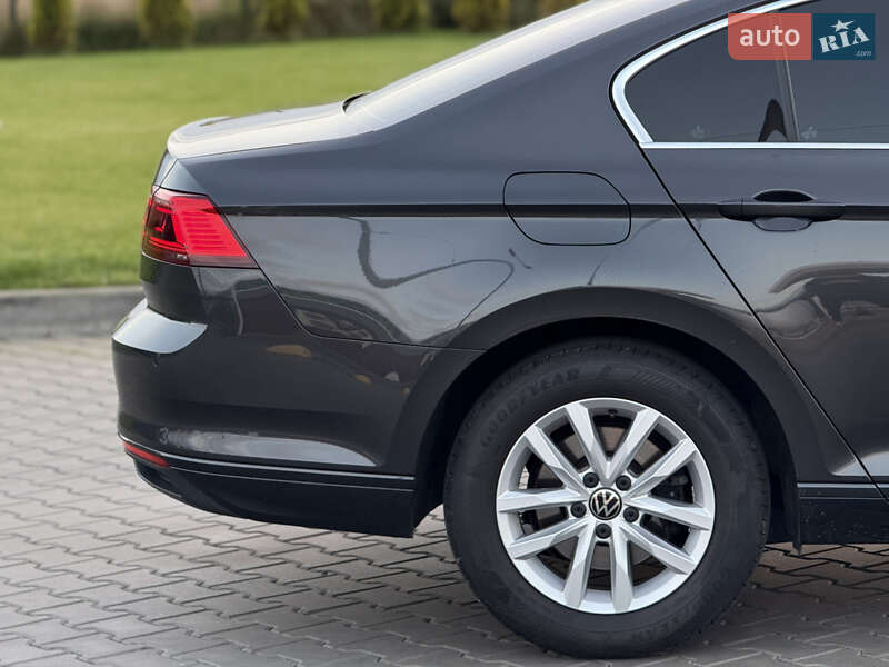 Седан Volkswagen Passat 2022 в Луцке