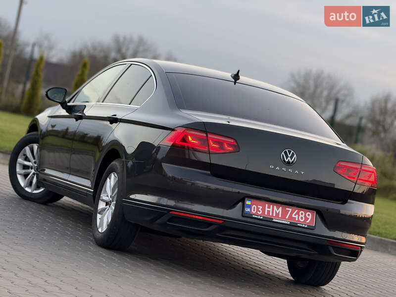 Седан Volkswagen Passat 2022 в Луцке