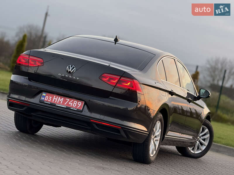 Седан Volkswagen Passat 2022 в Луцке