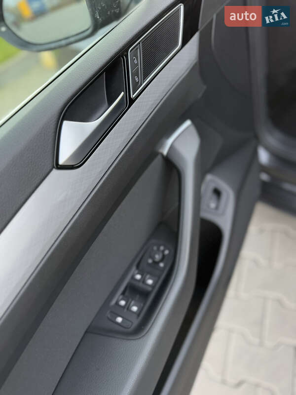 Седан Volkswagen Passat 2022 в Луцке