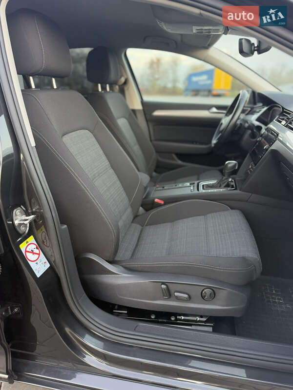 Седан Volkswagen Passat 2022 в Луцке