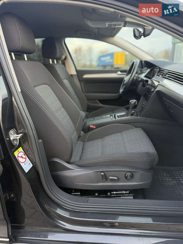 Седан Volkswagen Passat 2022 в Луцке