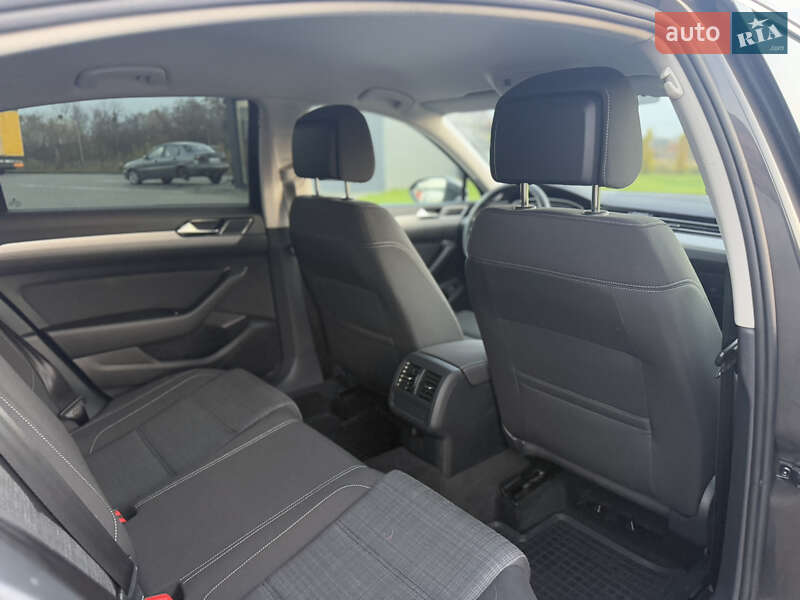 Седан Volkswagen Passat 2022 в Луцке