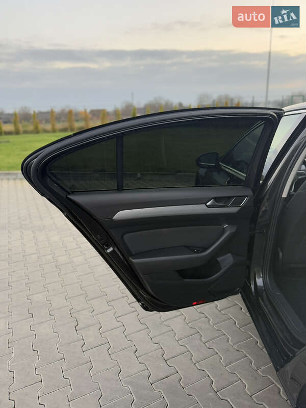 Седан Volkswagen Passat 2022 в Луцке