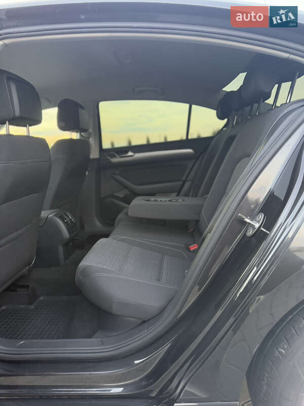 Седан Volkswagen Passat 2022 в Луцке