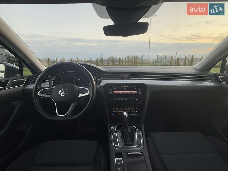 Седан Volkswagen Passat 2022 в Луцке