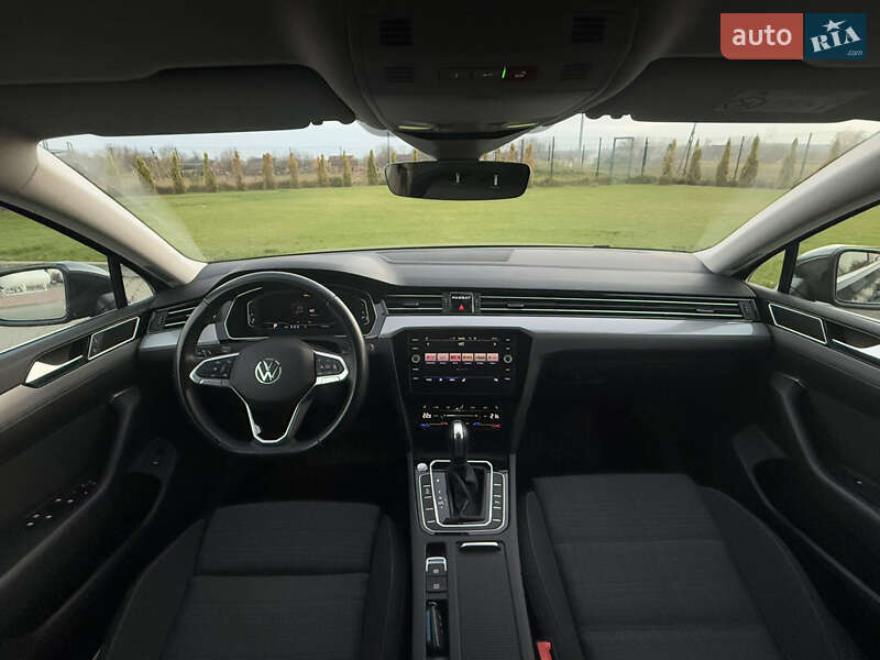 Седан Volkswagen Passat 2022 в Луцке
