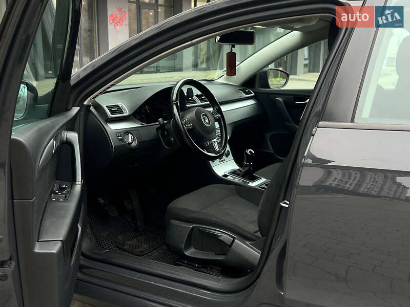 Універсал Volkswagen Passat 2012 в Новояворівську