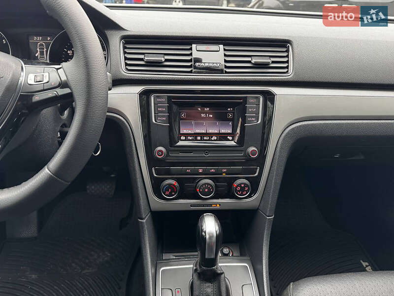 Седан Volkswagen Passat 2018 в Днепре