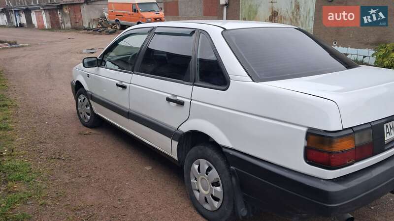 Седан Volkswagen Passat 1989 в Коростене