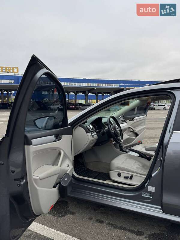 Седан Volkswagen Passat 2012 в Києві