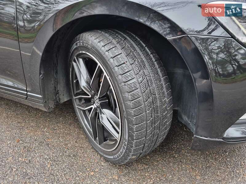 Седан Volkswagen Passat 2016 в Черновцах