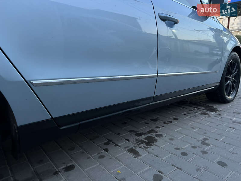 Седан Volkswagen Passat 2005 в Чернівцях